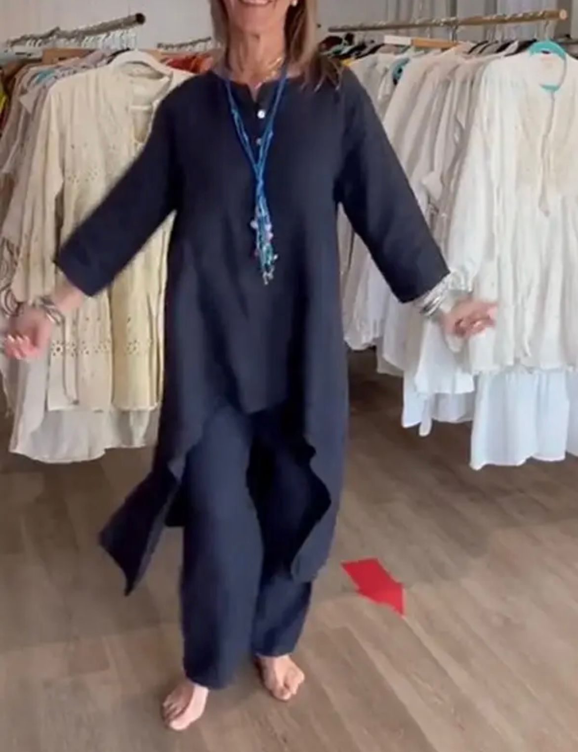 Ensemble Marie Danoir Paris, set chic et confortable en blanc, montré sur un mannequin, parfait pour un look élégant et décontracté.