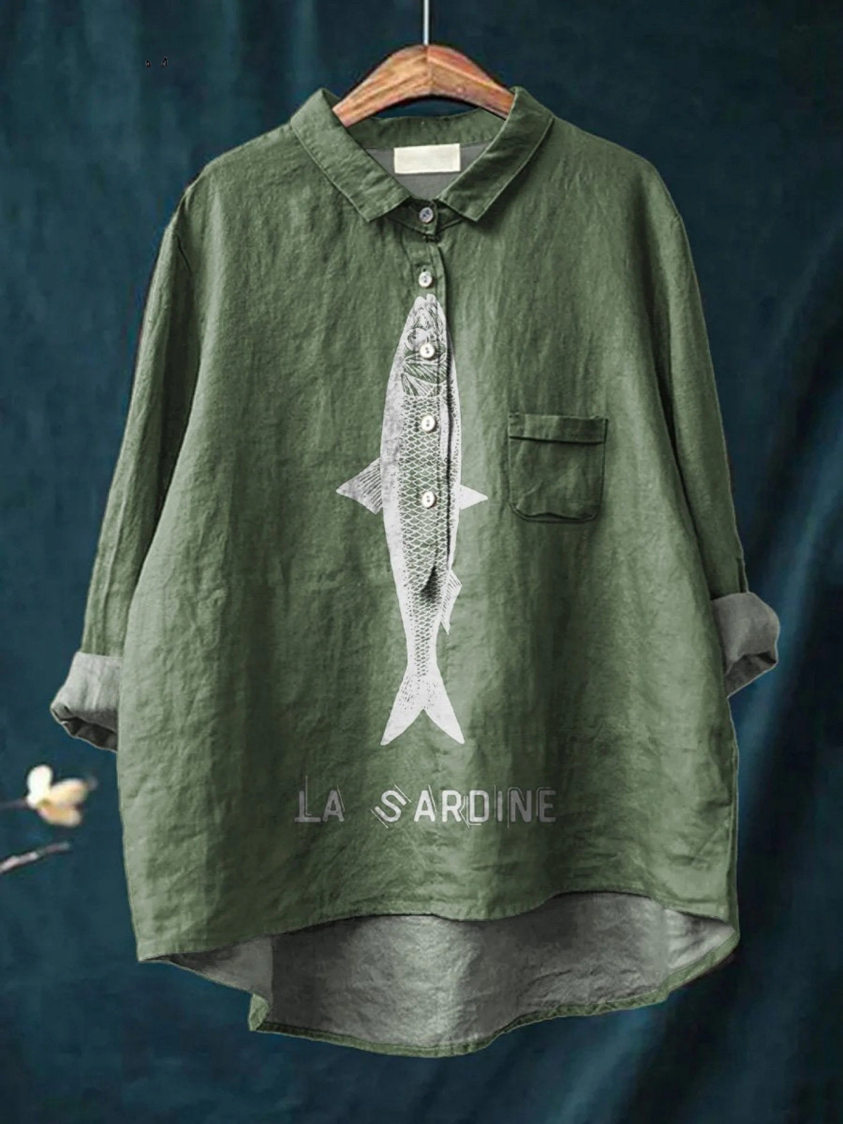 Chemise bleue Danoir Paris Faye avec motif poisson sardine, élégante chemise pour femme, tissu léger et confortable.