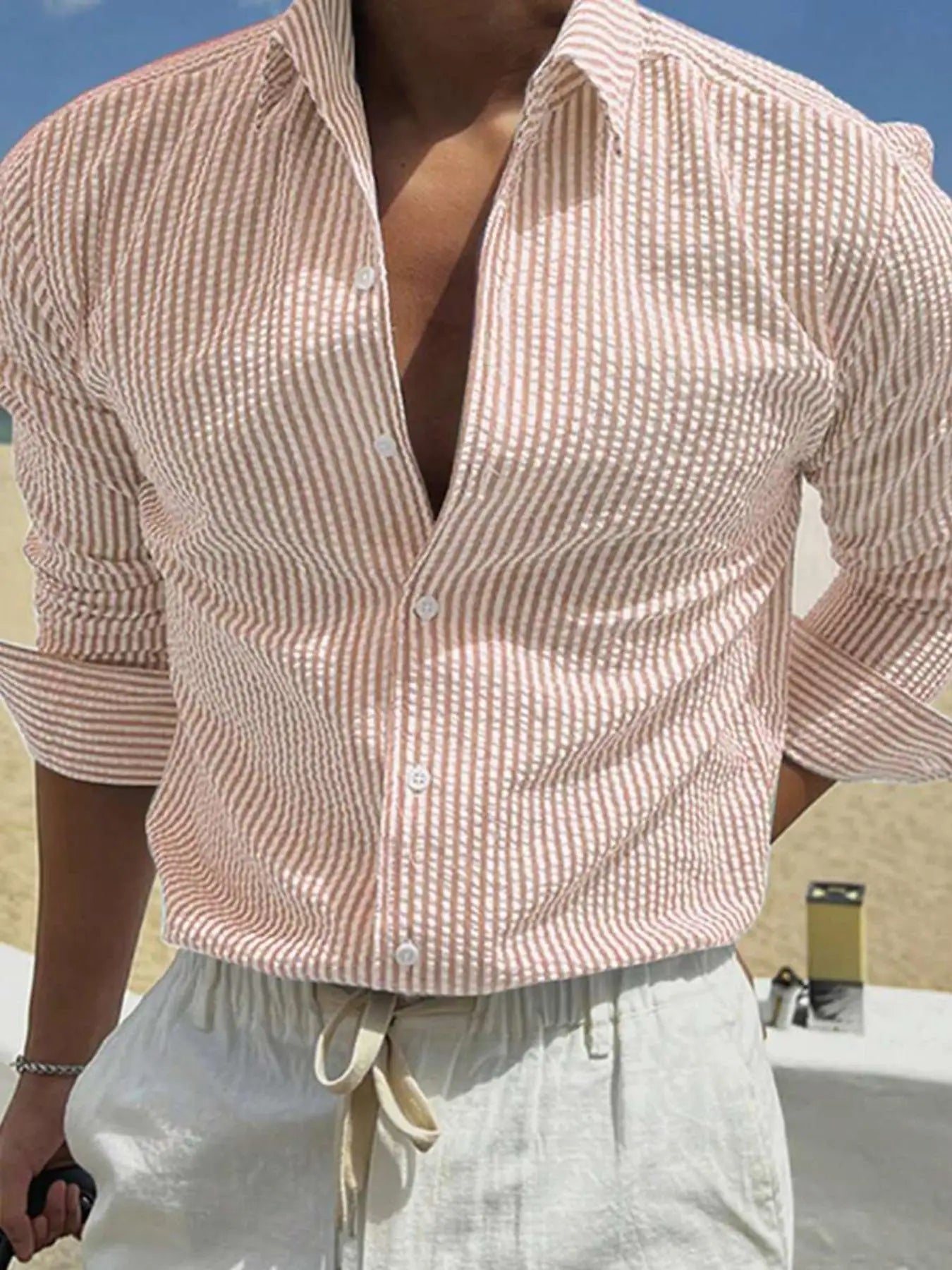 Chemise homme à rayures bleues et blanches Danoir Paris, manches longues, style décontracté, vue de face sur le produit.