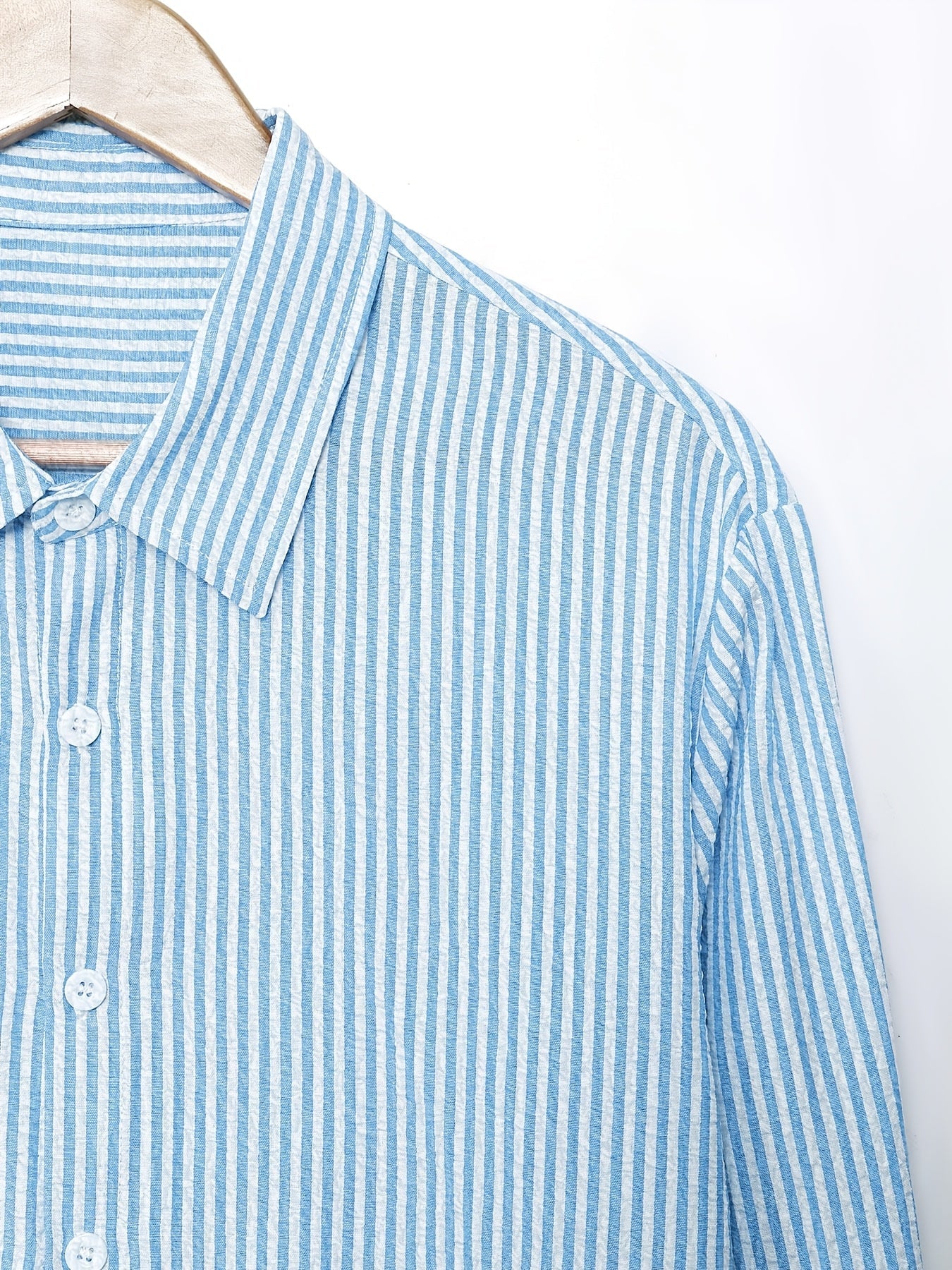 Chemise à rayures bleues et blanches pour homme Wes de Danoir Paris, longue manches, style classique.