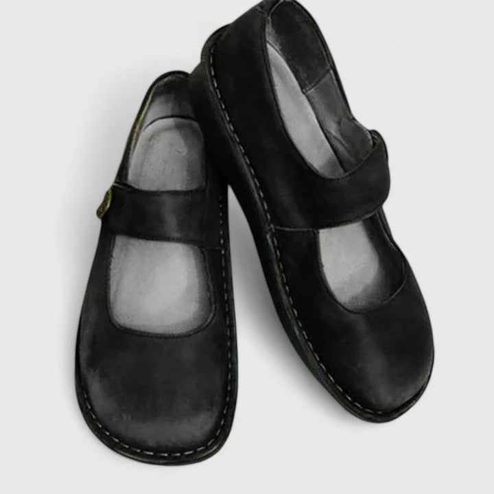 Chaussures Hedwig Mary Jane Skor vertes de Danoir Paris, modèle pour femme, en cuir avec boucle élégante.