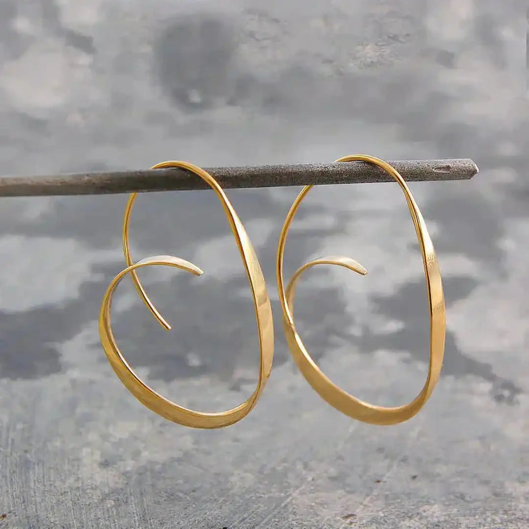 Boucles d'oreilles pendantes spirale ouverte en argent Danoir Paris, style élégant et moderne pour femmes.