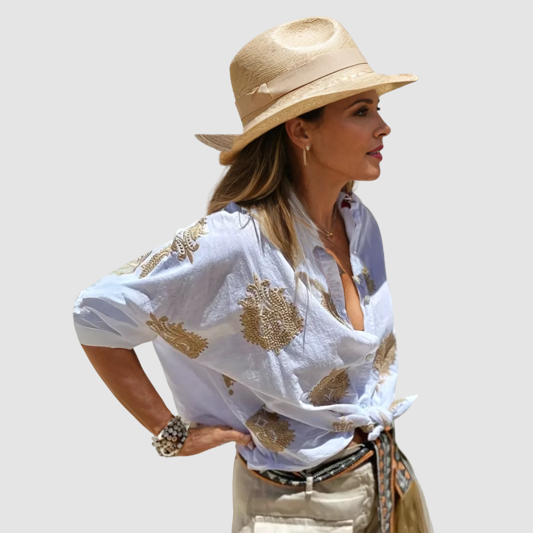 Blouse blanche élégante et respirante Gaby™ de Danoir Paris, tissu doux et finition sophistiquée pour un look chic.