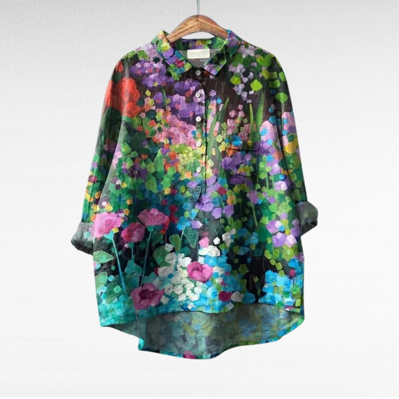 Chemise d'été en lin Thérèse de Danoir Paris, élégante blouse légère avec imprimé floral, portée avec manches courtes.