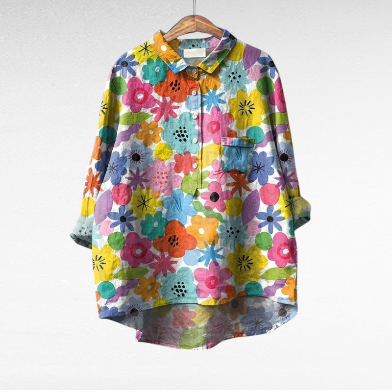 Blouse d'été en lin Thérèse de Danoir Paris, élégante avec imprimé floral, portée sur un fond clair.