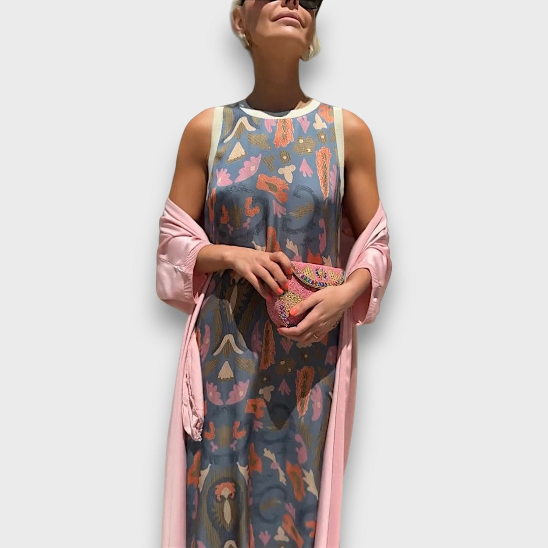 Robe maxi élégante Danoir Paris Elveria avec cardigan assorti, portée avec des détails en tissu fluide et sophistiqué.