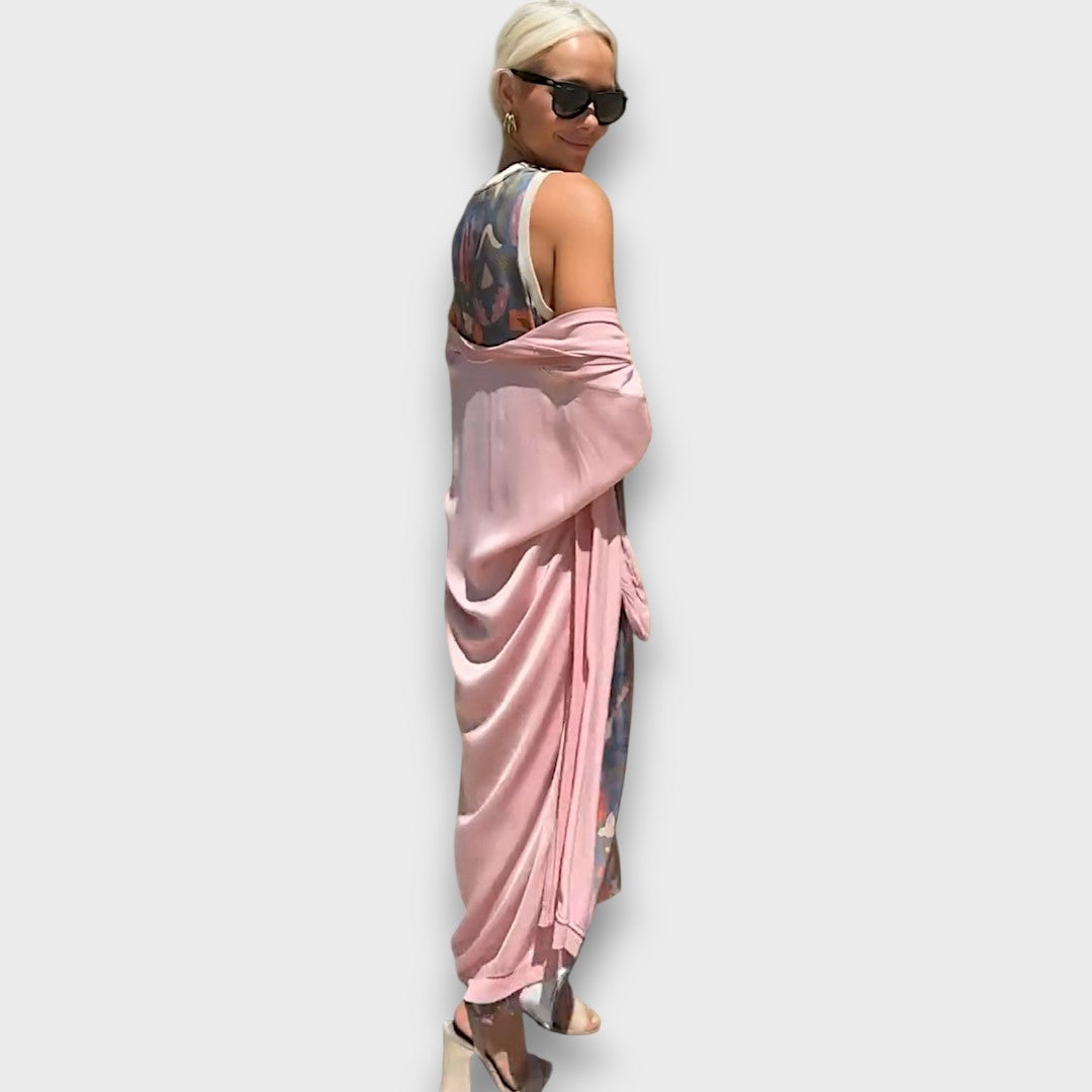 Robe longue Elveria avec cardigan de Danoir Paris, tissu fluide et élégant, portée décontractée ou chic.