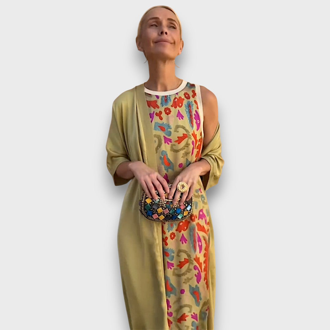 Robe maxi élégante Danoir Paris Elveria avec cardigan assorti, portée en style décontracté et chic, vue de face.