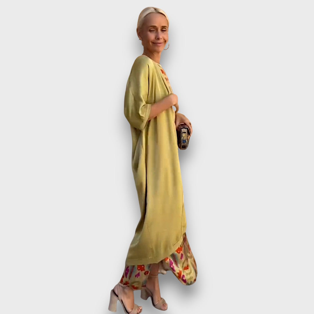 Robe maxi élégante Danoir Paris Elveria avec cardigan assorti portée sur un mannequin dans une tenue chic.