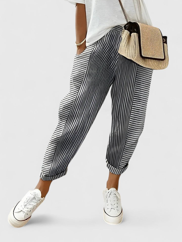 Pantalons d'été confortables pour femmes Elvira™ de Danoir Paris, couleur rouge clair, vue sur le pantalon porté.