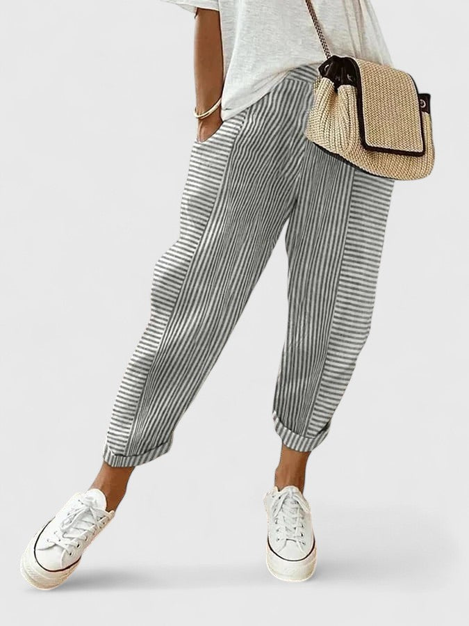 Pantalons d'été pour femmes Elvira™ de Danoir Paris, confortables, en tissu léger rouge clair, vue de face.