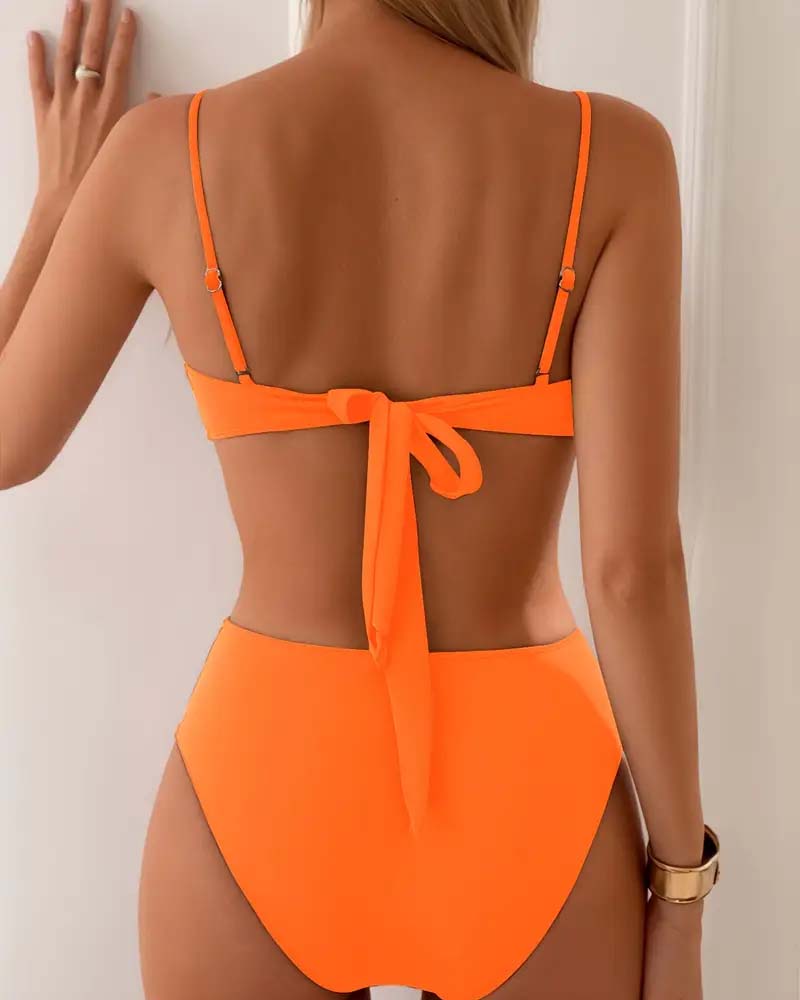 Maillot de bain bikini deux pièces Danoir Paris Iris, sexy et tendance, en tissu bleu marine avec détails modernes.