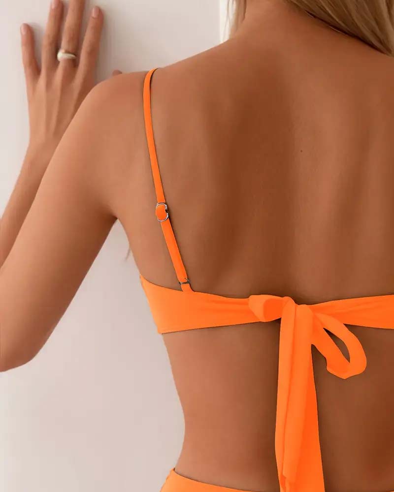 Maillot de bain deux pièces Iris de Danoir Paris, bikini sexy et tendance en tissu bleu marine, vue en gros plan.