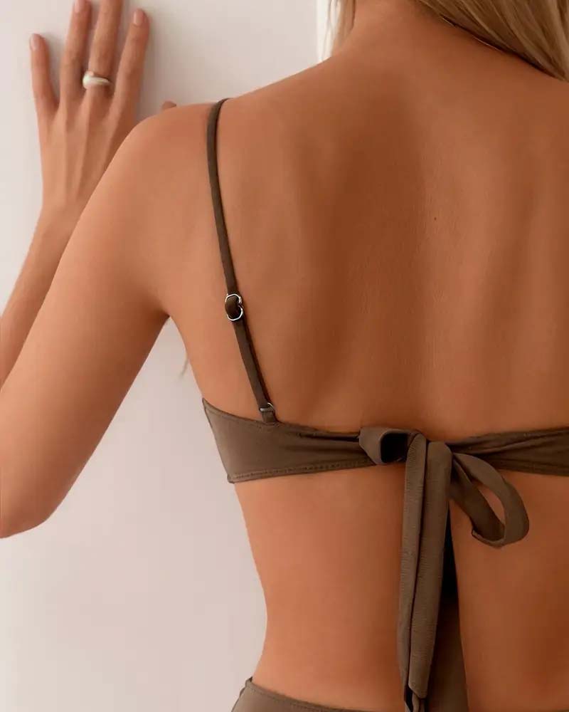 Maillot de bain deux pièces Íris de Danoir Paris en bleu marine, sexy et tendance, avec détails modernes.