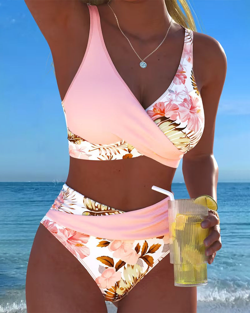 Maillot de bain Eduarda de Danoir Paris avec motif floral contrastant et fente, en couleur rose.