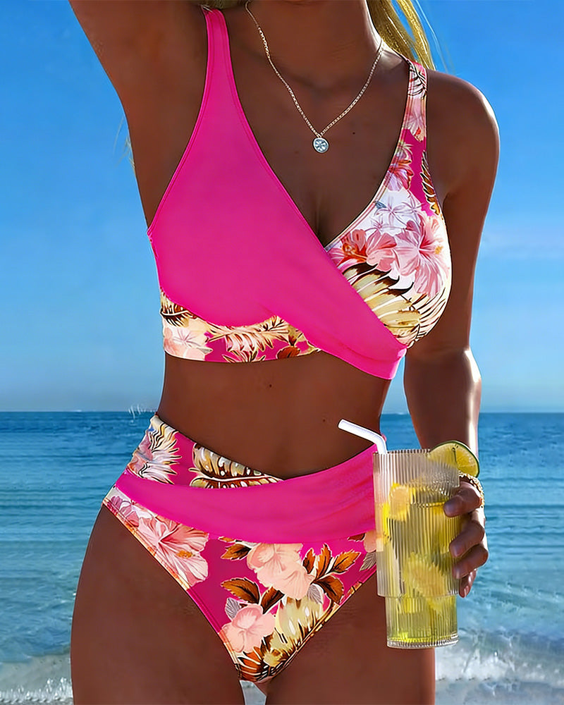 Maillot de bain Eduarda de Danoir Paris avec motif floral contrastant et fente, en tissu rose.