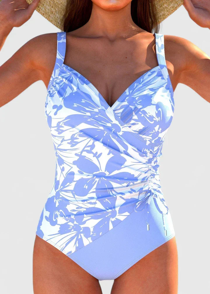 Maillot de bain élégant Danoir Paris Sorynelle à rayures noires, bikini ou maillot une pièce, porté sur une mannequin.