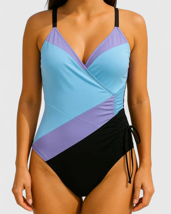 Maillot de bain élégant Danoir Paris avec rayures noires, porté par un mannequin, vue de face, tissu côtelé, style sophistiqué.