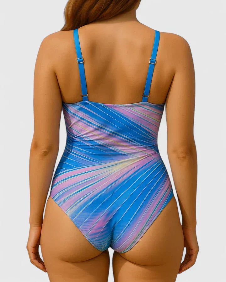 Maillot de bain élégant Danoir Paris Sorynelle avec rayures noires, porté sur un mannequin, détails du design et coupe sophistiquée.