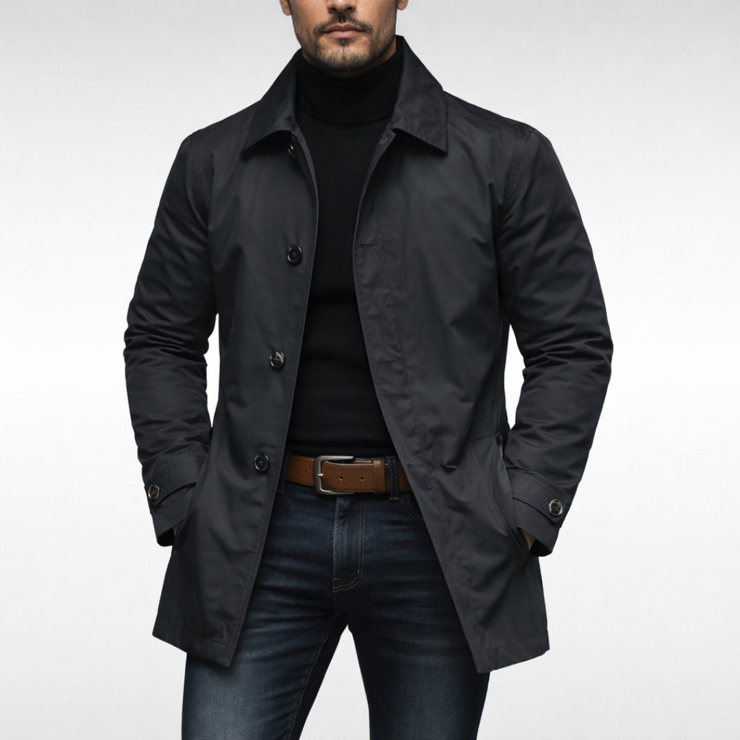 Manteau trench élégant gris Danoir Paris, coupe classique, porté par un mannequin, vue de face.