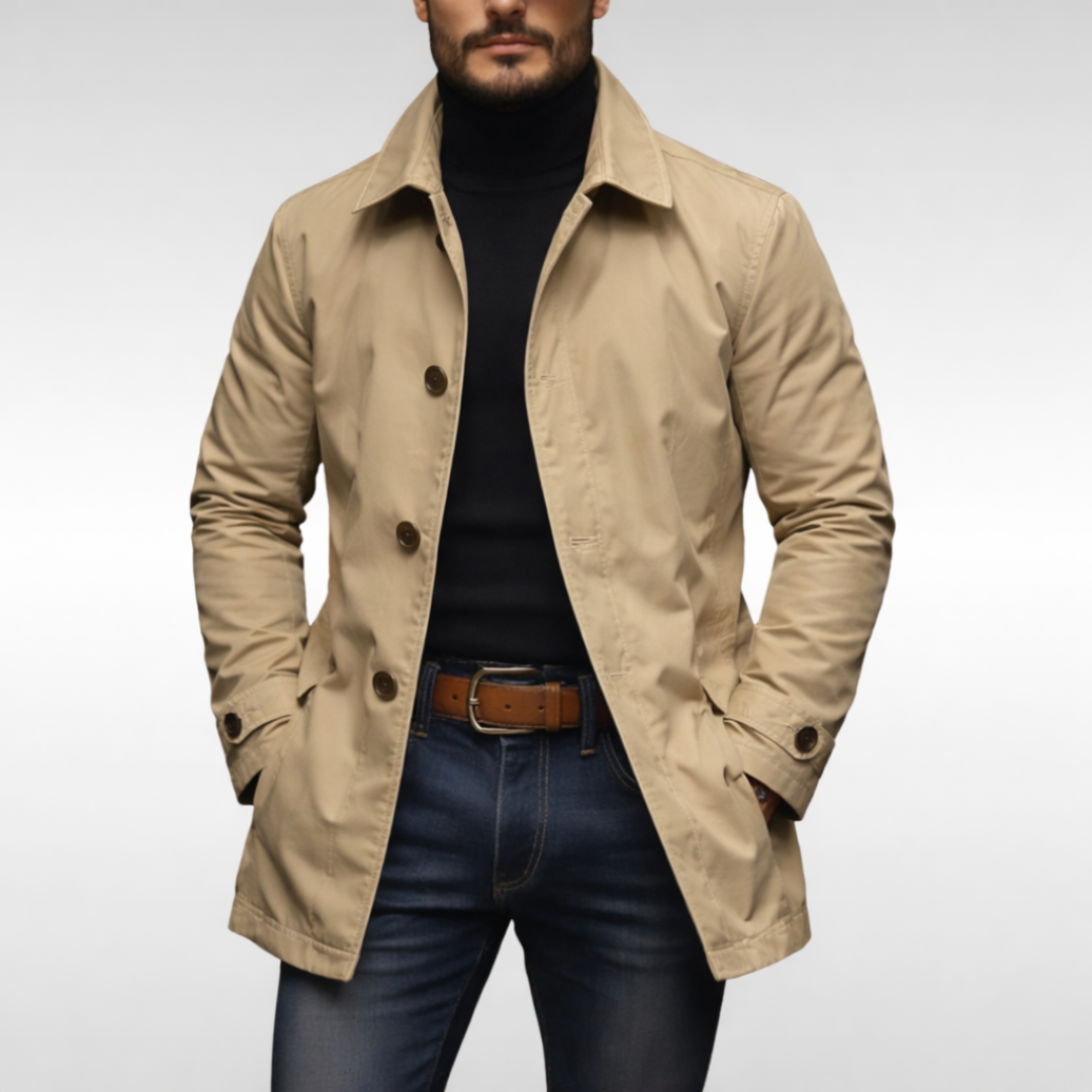 Manteau trench élégant gris de Danoir Paris, coupe sophistiquée, porté sur mannequin avec col classique et boutons.