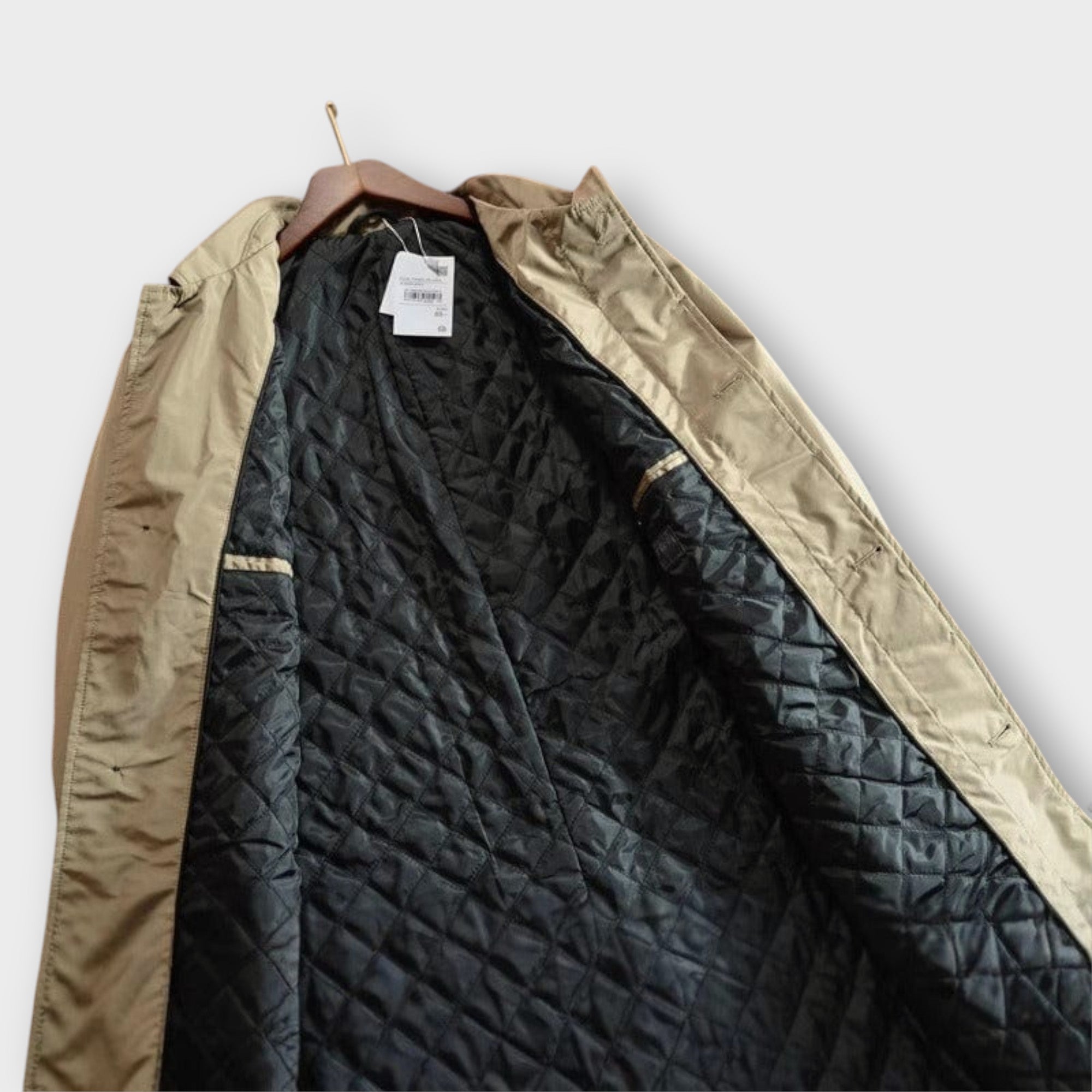 Manteau trench élégant gris Danoir Paris pour femme, coupe sophistiquée, portée en extérieur.