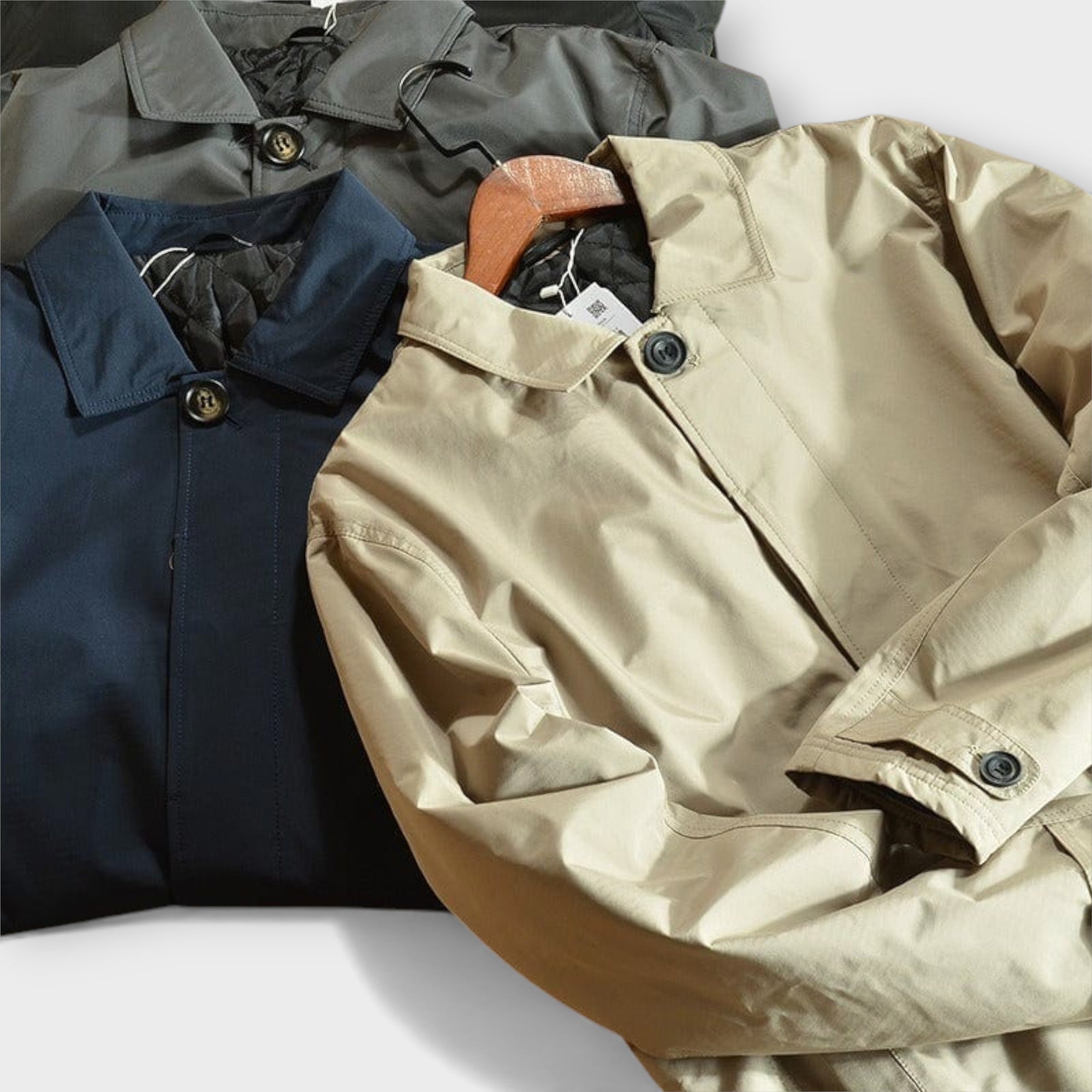 Manteau trench élégant gris de Danoir Paris, coupe sophistiquée, porté par un mannequin, vue de face.
