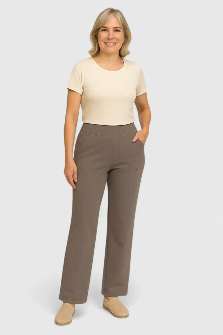 Pantalons confortables Jasmynne de Danoir Paris en taupe, coupe décontractée et tissu doux pour un style pratique et élégant.