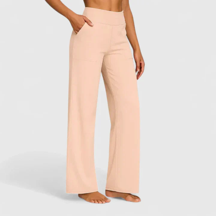 Pantalons confortables Jasmynne de Danoir Paris en taupe, coupe décontractée et tissu doux, pour un style élégant et relax.
