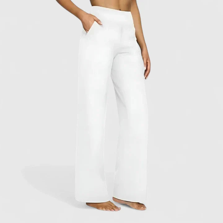 Pantalons confortables Jasmynne de Danoir Paris en taupe, tissu doux et ajusté, porté pour un style décontracté et élégant.