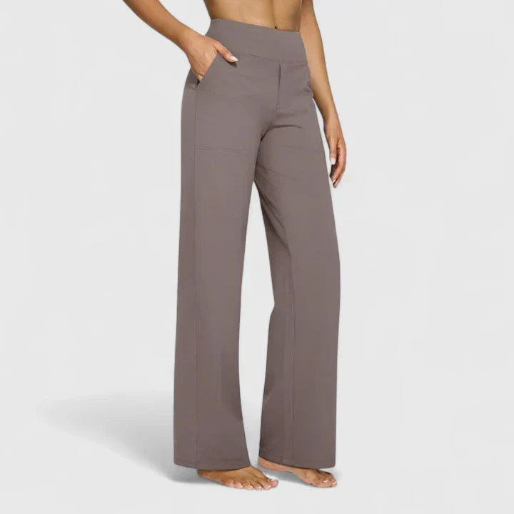 Pantalons confortables Jasmynne de Danoir Paris en tissu taupe, style décontracté, vue de face sur mannequin.
