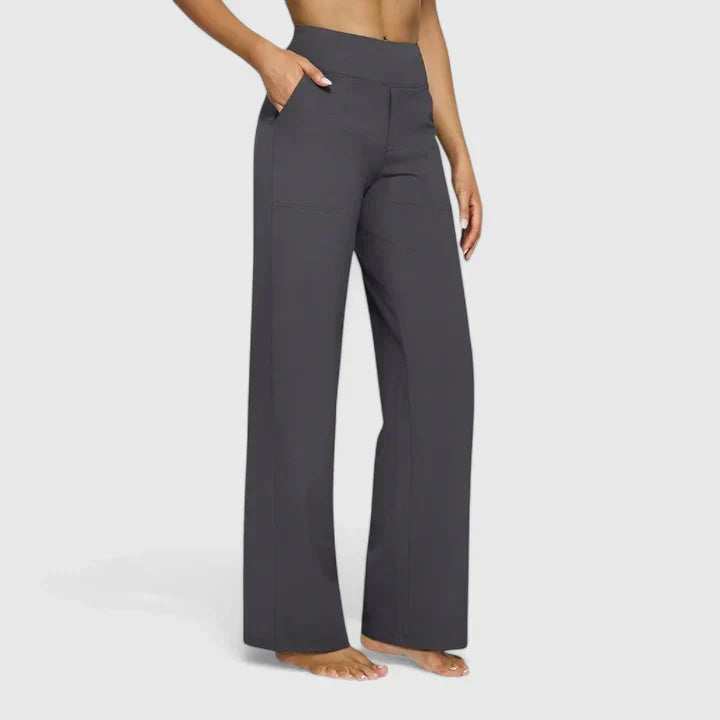 Pantalons confortables Jasmynne de Danoir Paris en taupe, tissu doux et décontracté pour un style casual et élégant.