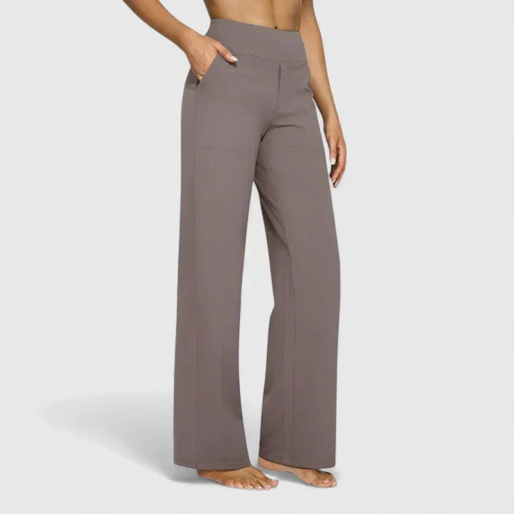 Pantalons confortables Jasmynne de Danoir Paris en taupe, coupe décontractée, tissu doux pour un look élégant et relaxé.