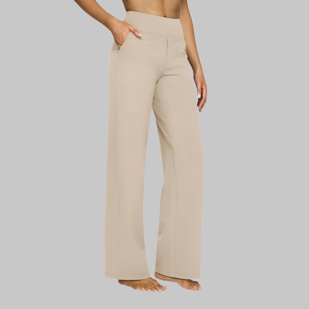Pantalon élégant et confortable Selene de Danoir Paris en tissu taupe, vue sur le pantalon porté.