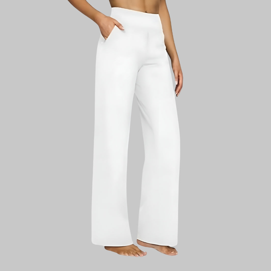 Pantalon élégant et confortable Danoir Paris Selene en taupe, tissu fluide et coupe moderne pour femmes.