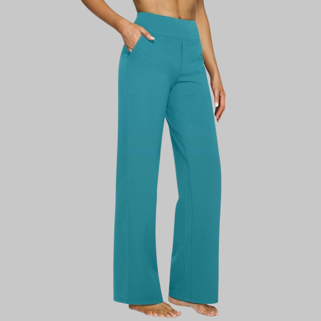 Pantalon élégant et confortable Selene de Danoir Paris en tissu taupe, porté avec un style sophistiqué.