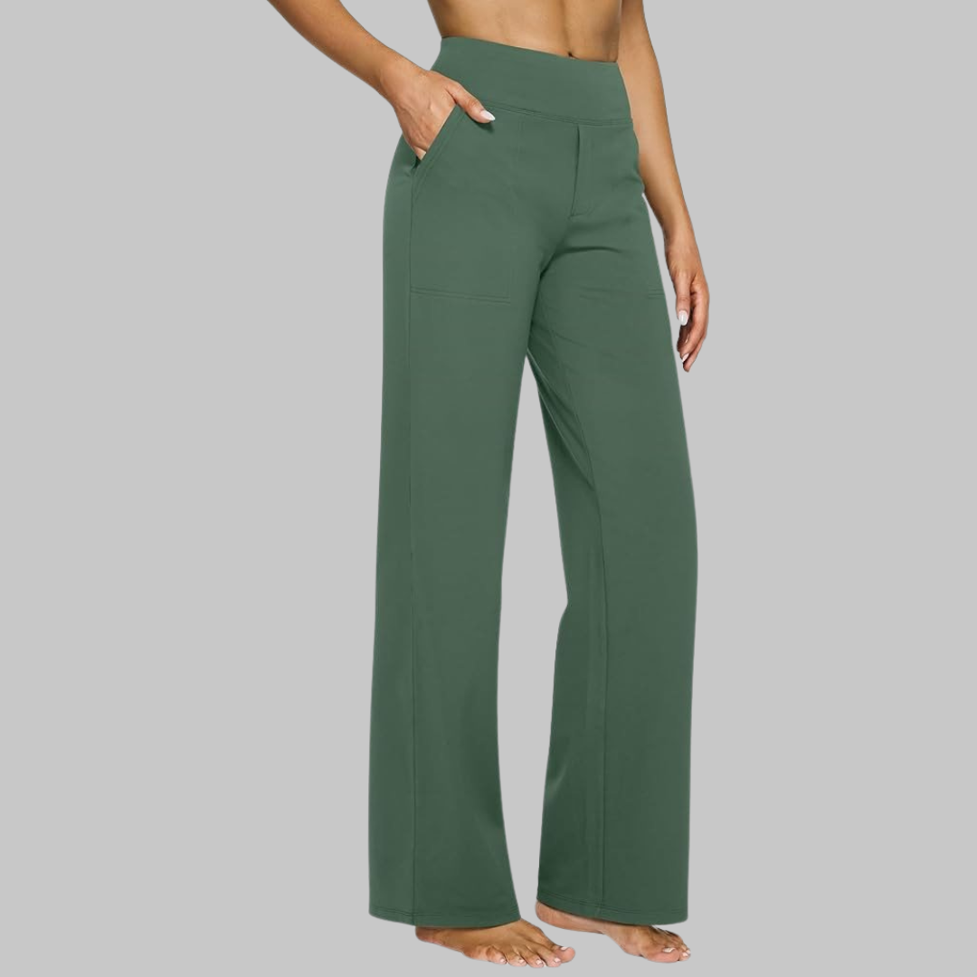 Pantalon élégant et confortable Selene de Danoir Paris en tissu taupe, porté par un mannequin.