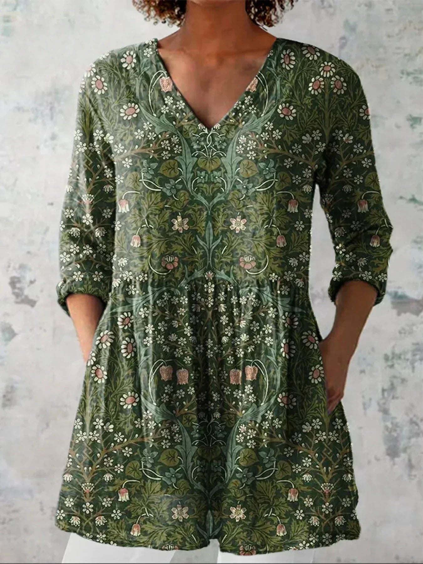 Haut vintage floral Sophia de Danoir Paris avec col en V, tissu léger et motif fleuri, porté par un mannequin.