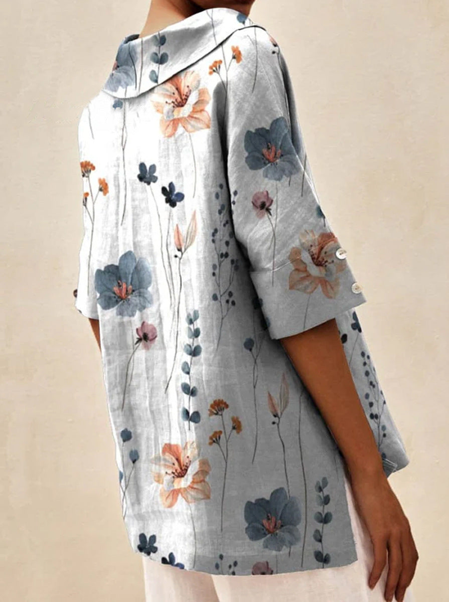 Haut léger floral estival Andrea de Danoir Paris, blouse blanche avec motif fleuri, tissu léger et élégant pour l'été.