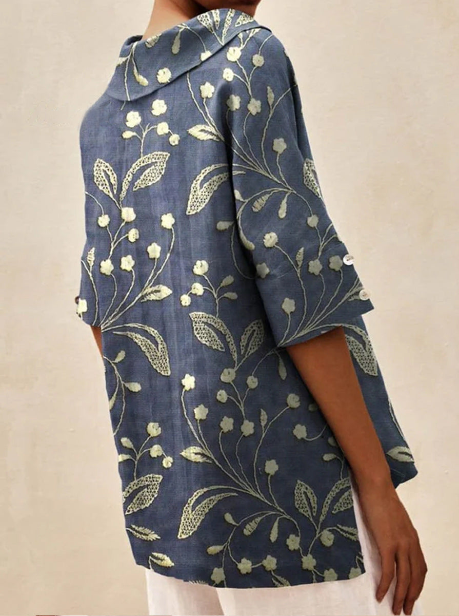 Haut léger floral estival Andrea de Danoir Paris, blouse blanche à motifs floraux pour femme.