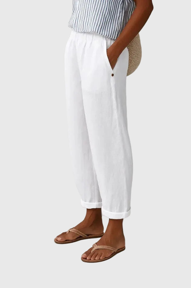 Pantalon blanc Danoir Paris Samantha, style chic et confortable, en tissu léger, porté avec une blouse blanche.