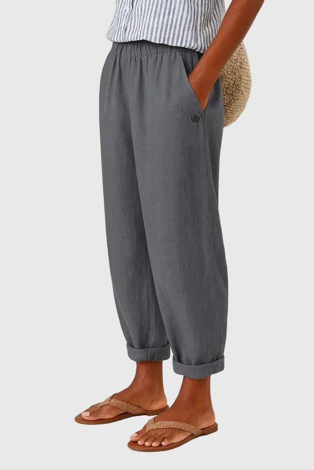 Pantalon blanc Danoir Paris Samantha, chic et confortable, en tissu léger, porté avec une blouse blanche dans une ambiance élégante