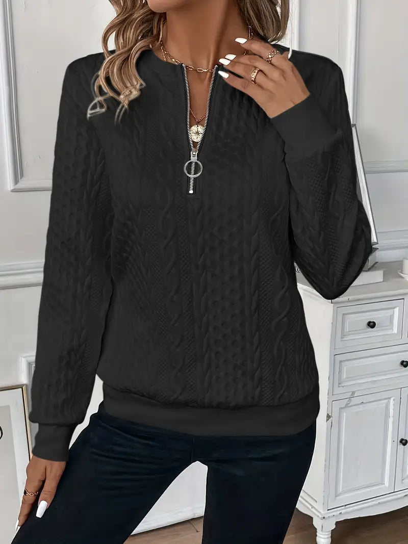 Pull à zip blanc Lucia de Danoir Paris, élégant, en tricot confortable, porté sur un mannequin.