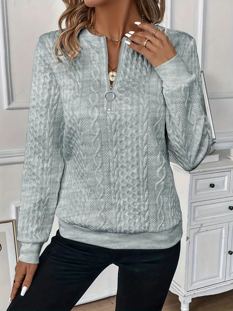 Pull à zip blanc Lucia de Danoir Paris, sweater élégant en tricot, porté sur un mannequin.