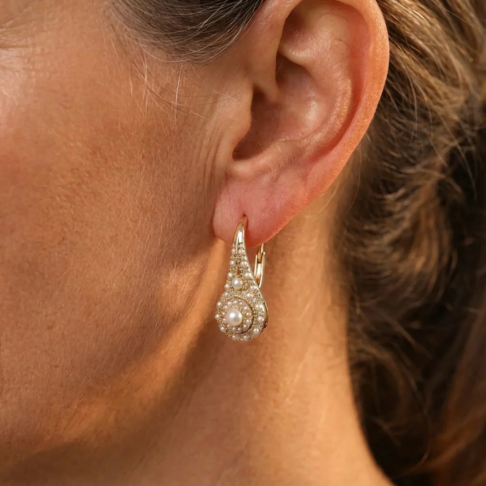 Boucles d'oreilles Danoir Paris turquoise ornées de fleurs dorées, élégantes et sophistiquées, en bijouterie de style floral.