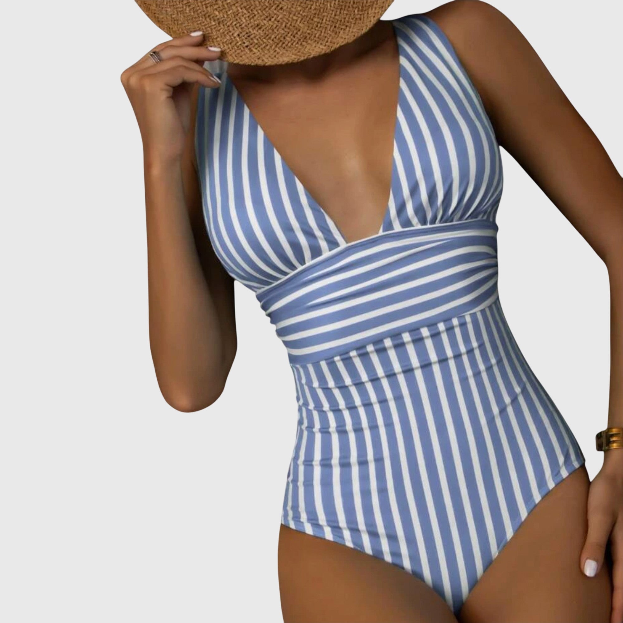 Maillot de bain turquoise Aurora de Danoir Paris porté par un mannequin, détail du design et de la coupe confortable.