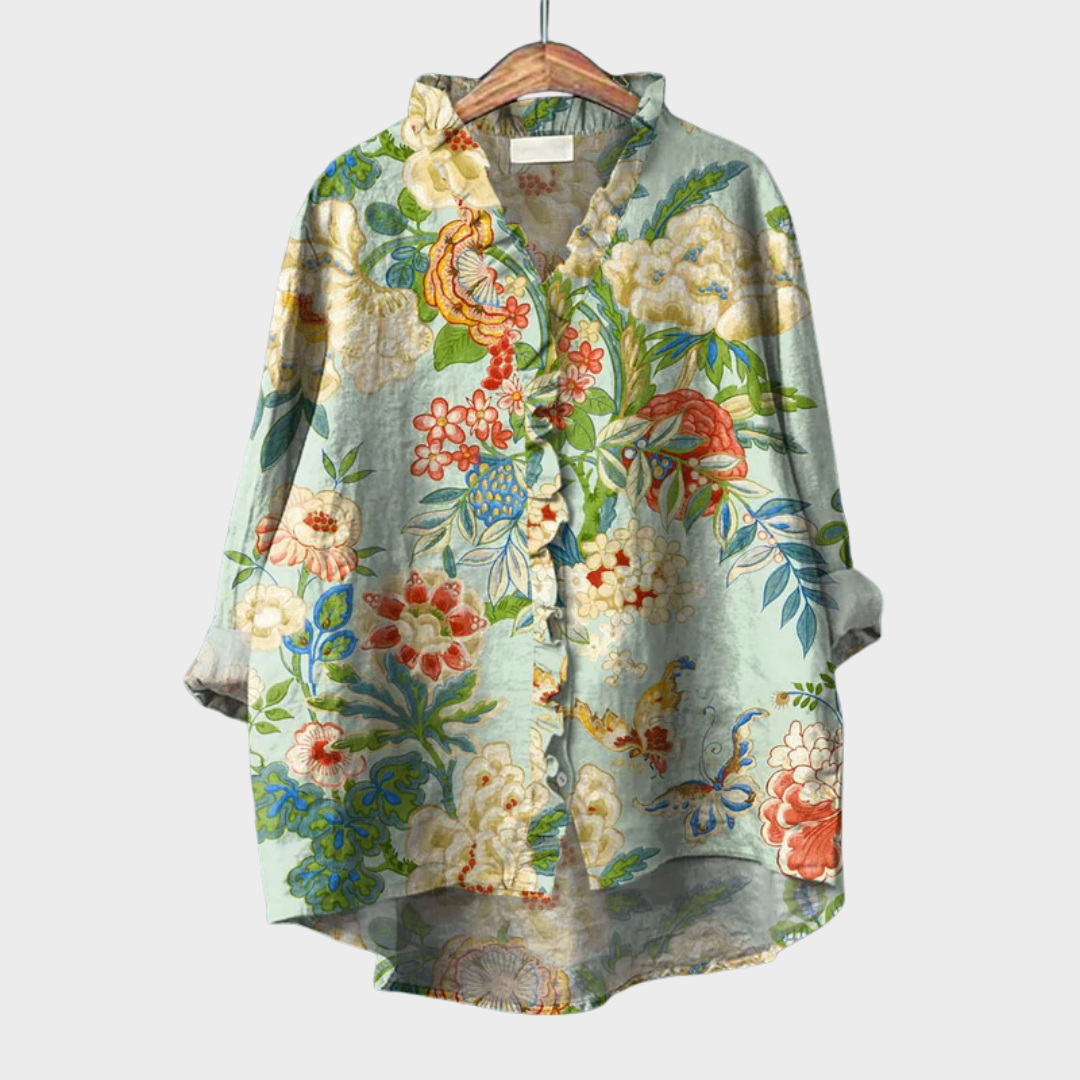 Blouse en lin élégante d'été Grace de Danoir Paris, couleur vert Fiorito, portée sobre et sophistiquée.