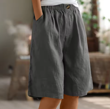 Shorts en coton vert armée Claude de Danoir Paris, confortables et décontractés, vue de l'avant avec ceinture et poches visibles.