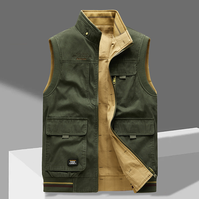 Gilet homme de luxe Danoir Paris en vert beige, tissu élégant et moderne, porté sur un mannequin.