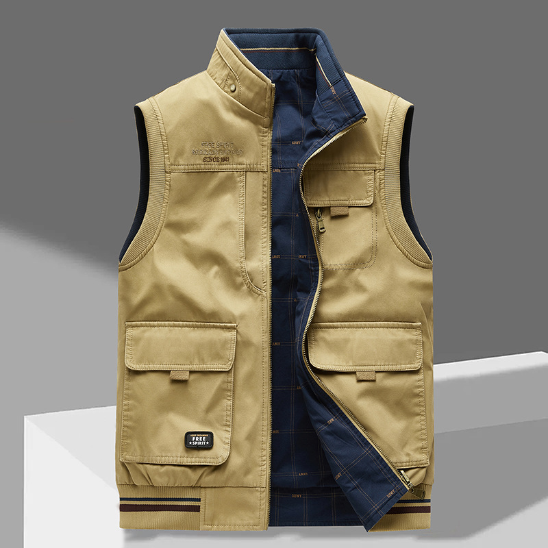 Gilet d'homme de luxe Danoir Paris en vert beige, avec coupe élégante et détails sophistiqués, pour un style chic et raffiné.